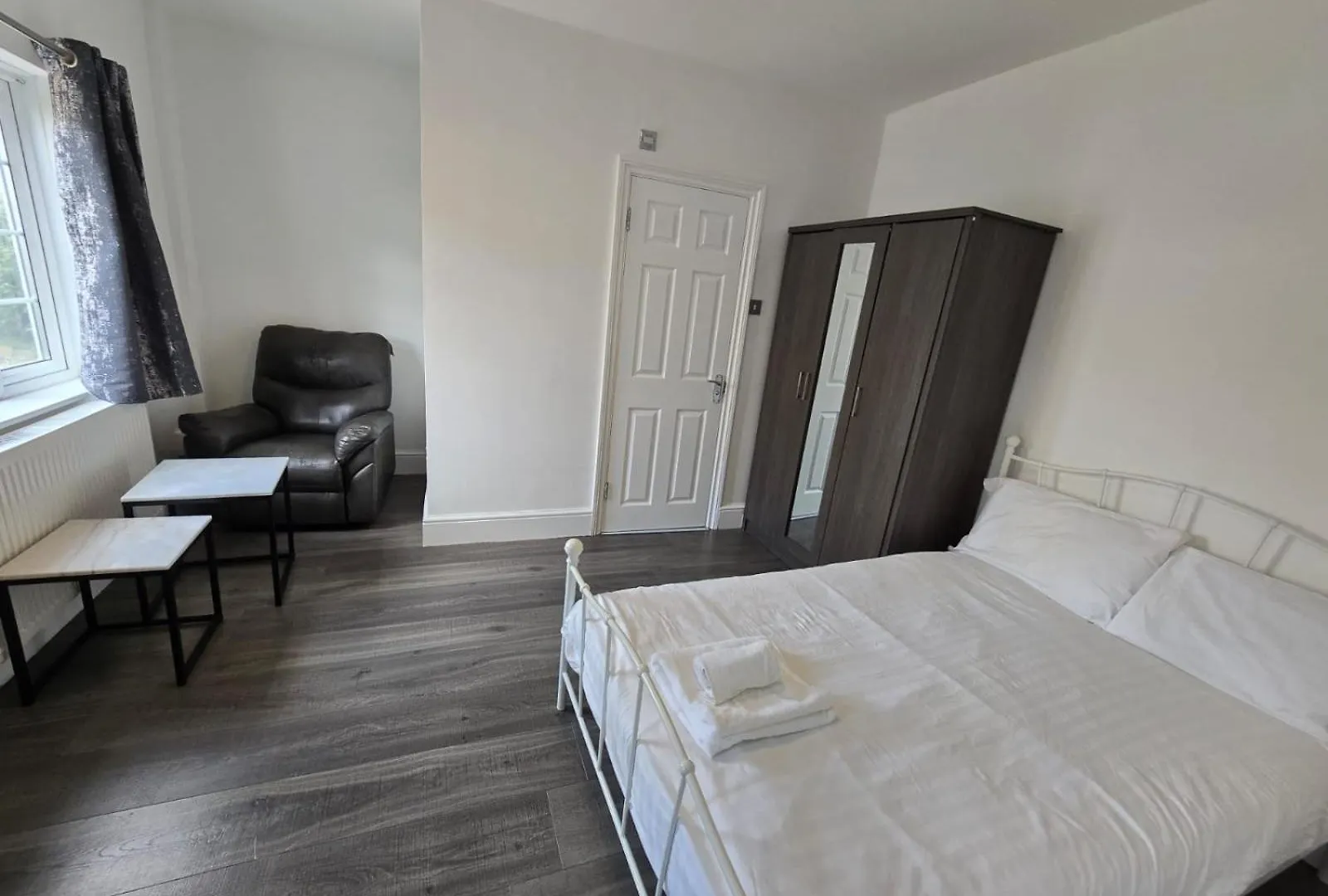 Limehouse Townhomes A Modern 4-Bedroom 3-Bathroom Townhome With A Private Garden London Holiday home