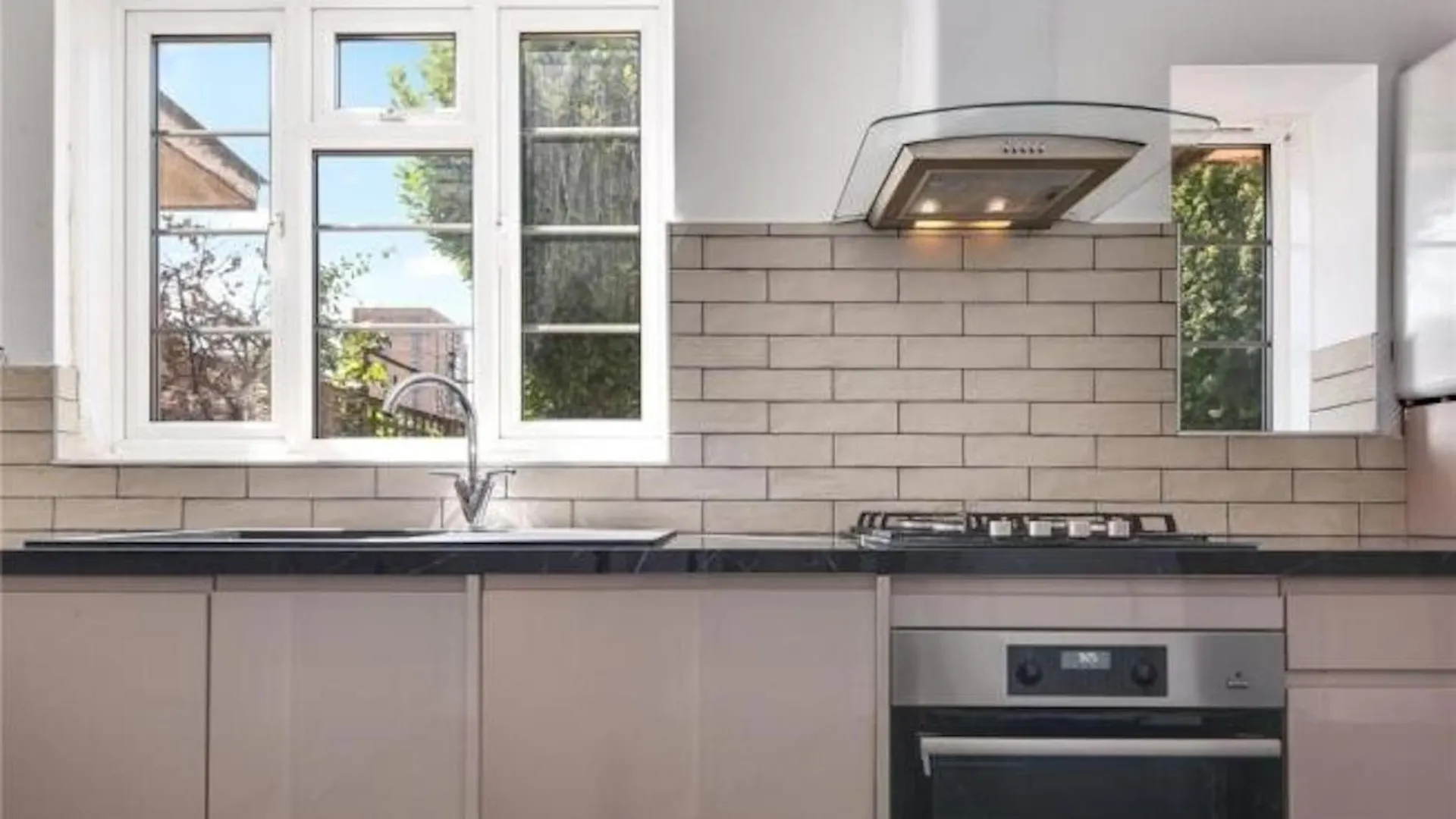 Tatil Evi Limehouse Townhomes A Modern 4-Bedroom 3-Bathroom Townhome With A Private Garden Londra